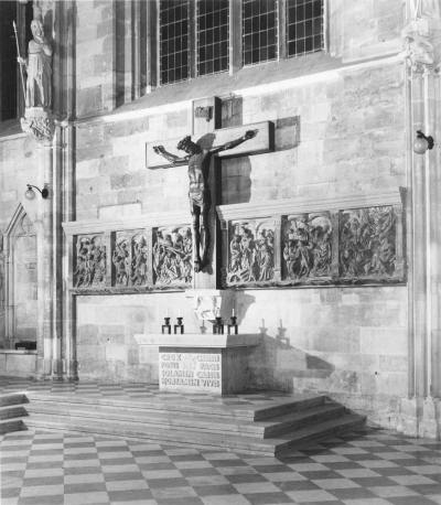 Altar-Installation nach 1945 für die im Krieg Gefallenen mit den sechs Passionsreliefs, St. Stephan, Apostelchor (Foto 1953)  © Archiv der Dombauhütte St. Stephan, Wien 