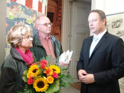 Christine und Franz Schels aus München wurden von Georg Fahrenschon mit einem Blumenstrauß empfangen.