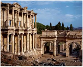 Ephesos, Celsus Bibliothek und Südtor der Tetragonos-Agora