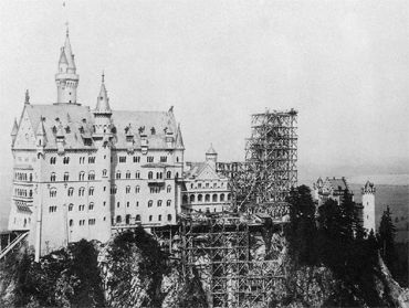 Schloss Neuschwanstein mit Baugerüsten, Fotografie, aufgenommen im Frühling 1886.