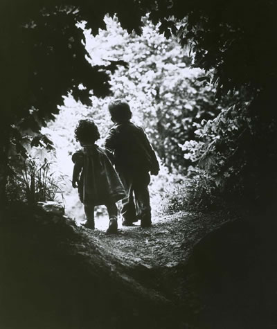 William – Eugene Smith (1918-1978) Walk to Paradise Garden New York 1946 Gelatin silver print 28x23cm  GALERIE JOHANNES FABER 
