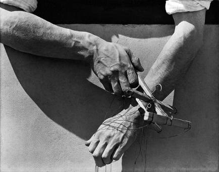 Tina Modotti Die Hände des Puppenspielers (Louis Bunin), Mexico City, 1929 © Galerie Bilderwelt, Berlin