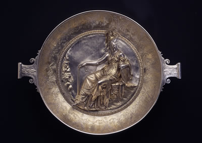 Athena-Schale Kürzlich erfolgte die umfassende Restaurierung des berühmten Silberschatzes aus Hildesheim. 