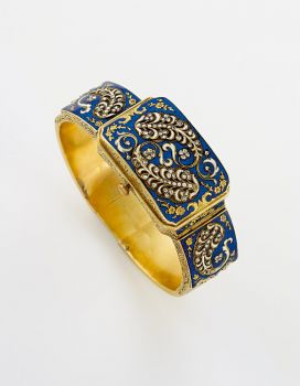 Damenarmbanduhr. Äußerst frühe Damenarmbanduhr in Gold mit Diamant- und Orientperlbesatz sowie teilweise emaillierten Flächen.
