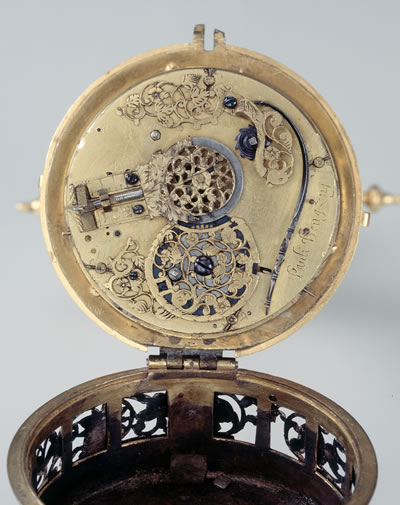 Detail des Uhrgehäuses einer Kruzifixuhr von Paul Bengg