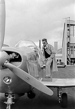  Erich Lessing, Herbert von Karajan inspiziert ein neues Kleinflugzeug. Pilatus -Werke, Stans, Schweiz, 1957, (c) Erich Lessing