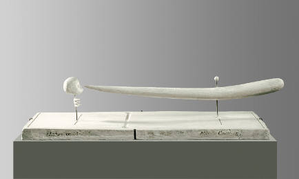Alberto Giacometti Pointe à l’oeil, 1932 Gips und Metall, 13,5 x 59,5 x 31 cm Kunsthaus Zürich, Alberto Giacometti-Stiftung © 2010 ProLitteris, Zürich