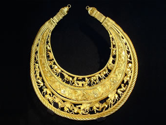 Goldener Halskragen mit szenischen Darstellungen aus dem Kurgan Tolstaja Mogila.