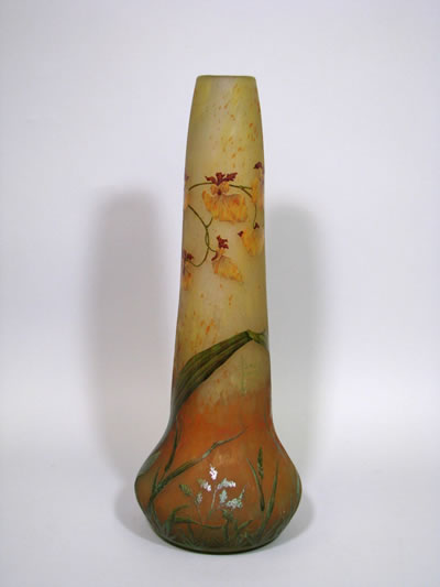 Gräsern und Orchideenblüten verzierten Daume Vase
