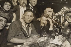 Fotografie vom Zille Ball 1927, Heinrich Zille mit dem Boxer Paul Samson Körner