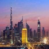 Bei Sonnenaufgang das Dubai World Trade Centre