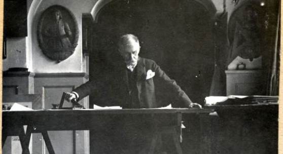 Gabriel von Seidl in seinem Atelier Frühes 20. Jahrhundert Fotografie Privatbesitz