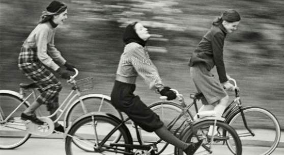 The Bicyclers, erschienen im Junior Bazaar August 1946 © Münchner Stadtmuseum Archiv, Hermann Landshoff