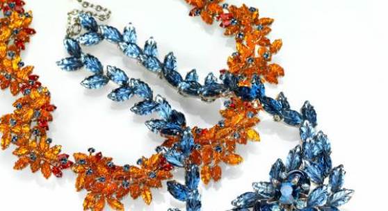 Dior-Colliers, orange 1958, Rufpreis € 1.000, blau, 1966, Rufpreis € 900 Fotonachweis: Dorotheum