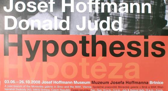 Plakat zur Ausstellung JOSEF HOFFMANN – DONALD JUDD. Hypothese, Josef Hoffmann Museum, Brtnice, 2008 © MAK