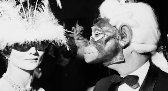 André Ostier, Vicomtesse de Ribes und Pierre Celeyron, Winter Ball, Hotel Coulanges, Paris, 30. Dezember 1958 © A. & A. Ostier