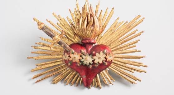 MEHR ALS WORTE Herz Mariens, 19. Jh.; Tiroler Volkskunstmuseum. Dass das Herz zum Symbol der Liebe wurde, hängt auch mit seiner religiösen Bedeutung zusammen.  © TLM