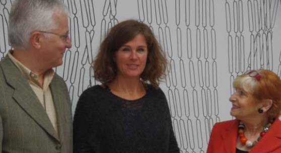 Die Stuttgarter Künstlerin wird von Bernd Schmidtchen (links) und Dr. Eva-Suzanne Bayer (rechts) auf dem Kunstschiff ARTE NOAH in Würzburg begrüßt.