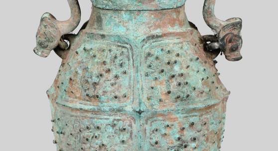 00091 Deckelgefäß, China, Bronze  plastisches Reliefdekor, Griffe mit Vielfraßmasken, H = 32 cm – Expertise 1954: anscheinend Mingzeit nach Chouperiode –  Ausruf€ 600,–