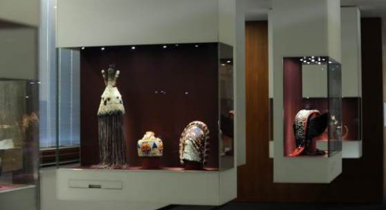 2054 Ausstellungsimpression: Kopfschmuck der Yoruba in Nigeria aus der Sammlung Klaus Paysan (linke Vitrine Mitte) Schmuckmuseum Pforzheim Foto Petra Jaschke