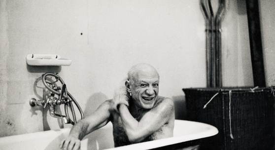 DAVID DOUGLAS DUNCAN (* 1916) Pablo Picasso, Villa La Californie, Cannes 1957 © OstLicht Photo Auction Vintage-Silbergelatineabzug, auf den Originalkarton montiert, 25,4 x 38,2 cm Signiert, betitelt, Belichtungs- und Printdatum, »Picasso at home Villa La Californie« vom Fotografen auf dem unteren Passepartout vermerkt, sein Copyright-Stempel in Rot, außerdem signiert und gewidmet Startpreis: 5.000 € / Schätzpreis: 10.000–12.000 €