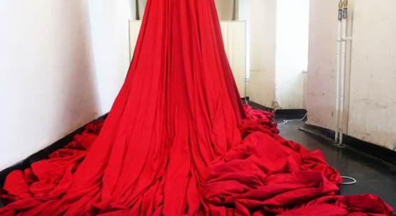 Ona B. „Dressed to kill“, 20 kg schweres Mantelkleid aus 130 m „kommunistischem Fahnenstoff“ © Courtesy Ona B. /a Foto: Thomas Ruzicka