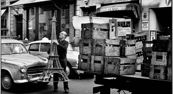 Elliott Erwitt (1928–2023, FR) Paris Frankreich, 1966 Silbergelatineabzug 2012, 36,5 x 54,5 cm Am rechten unteren Rand vom Fotografen signiert in Tinte © Elliott Erwitt / Magnum Photos, courtesy OstLicht. Galerie für Fotografie