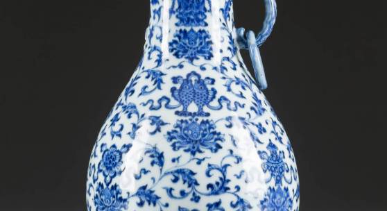 VASE MIT ACHT BUDDHISTISCHEN GLÜCKSSYMBO-LEN, China, um 1800, Porzellan, unterglasurblaue Bemalung. H. 24,2 cm. Provenienz: Alte Düsseldorfer Privatsammlung. Erlös 300.000,- €
