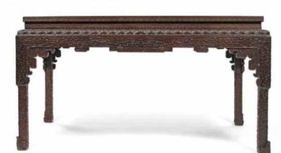 Zitan- Tisch der Qianlong-Periode (18. Jahrhundert). Mit netto 1 Mill. €.