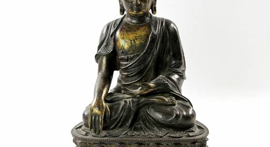 Schöne Bronze des Buddha Shakkyamuni. TIBETO-CHINESISCH, um 1900 Reste einer Vergoldung, H 33 cm. Altersspuren