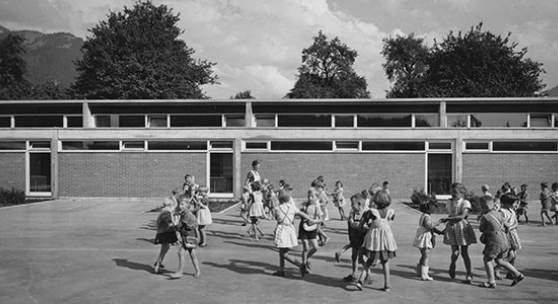 Architektengemeinschaft C4, Volksschule, Nüziders, 1959–1963, spielende Kinder im Pausenhof zwischen den beiden Klassentrakten © Architekturzentrum Wien, Sammlung, Foto: Erika Sillaber