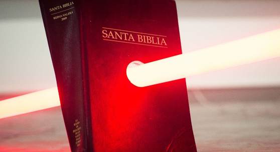 Andrés Argüelles Vigo - La Resurrección de Atahualpa, 2019 Acryl auf Leinwand mit perforierter Bibel mit rotem Licht 200 x 300 x 900 cm