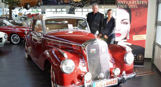„Leidenschaften“ wecken die chromblitzenden Schätze wie dieses Mercedes Benz 220A Cabriolet von 1959, die Ralf Voss auf den Kunst- und Antiquitäten-Tagen in Münster zeigt. Projektleiterin Jeanette Bouillon freut sich auf dieses und weitere historische Fahrzeuge.