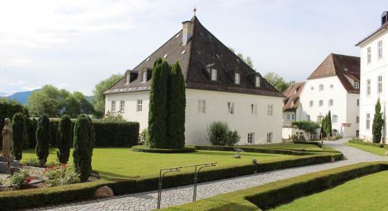   Gästehaus der Abtei Frauenwörth auf der Insel Frauenchiemsee * Foto: Deutsche Stiftung Denkmalschutz/Schabe