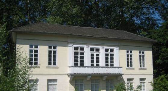Fassade des Bahnhof Belvedere mit Balkon (c) bahnhof-belvedere.de