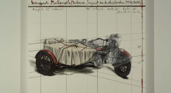 Christo,Wrapped Motorcycle/Side Car;Wrapped Motorcycle/Side Car; Project for Harley Davidson,Auflage 130 Ex.+70 A.P. 55,5&47,4 cm. 15.000 € in Plexiglashaube.