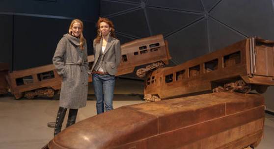 US-Botschafterin Alexa Wesner und Ausstellungskuratorin Katrin Bucher inmitten des Werks "Derailment" (2000-01) von Juan Muñoz; Foto: N. Lackner