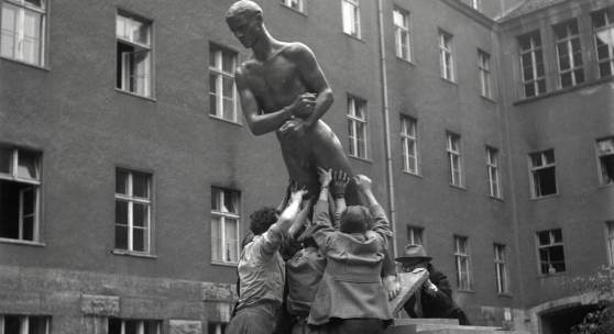 Richard Scheibes Ehrenmal der Opfer des 20._Juli 1944 wird m Hof des Bendlerblocks aufgestellt Berlin 1953 Foto Liselotte Orgel Köhne (c) DHM