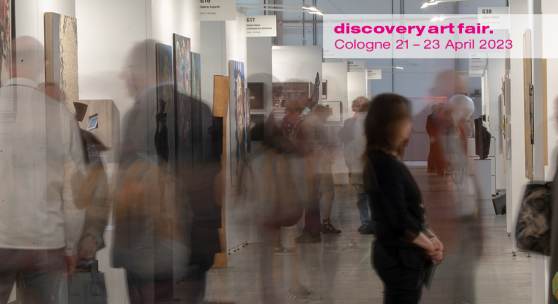Besucher betrachten zeitgenössische Kunst auf der internationalen Kunstmesse Discovery Art Fair in Köln