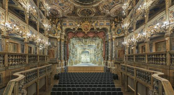 Bildtitel: Markgräfliches Opernhaus Bayreuth nach der Restaurierung, Blick zur Bühne mit neu rekonstruiertem Bühnenbild