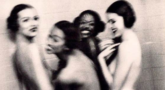 Ellen von Unwerth: 4 girls in a shower, Paris 1993, 1995, Bogentiefdruck, COA signiert, 34,5 x 23 cm
