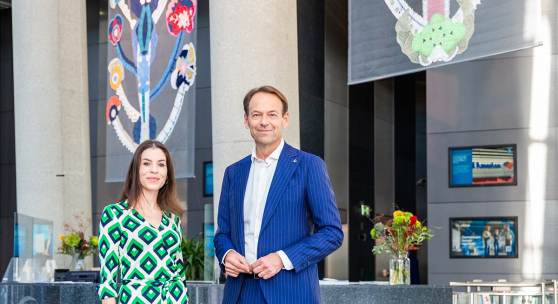  Die Künstlerin Eva Petrič und Andreas Brandstetter, CEO UNIQA Insurance Group AG, bei der Eröffnung der Ausstellung „Celebrating Life” im UNIQA Tower. © UNIQA/ Nessweda