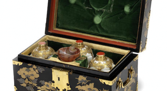 Japanische Lackschatulle mit Du Paquier- Porzellanflaschen und Achatschale aus dem Besitz von Maria Theresia
