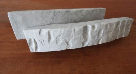 Arbeit 24: Frank Teufel, o.T., Carrara Marmor, 2019, Länge 29 cm. 900 €