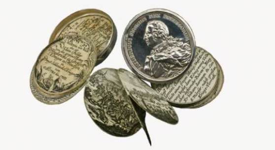 Silberdose mit Medaillen von Johann Melchior Mörikofer, im Deckel Darstellung Friedrich des Großen, 2. Hälfte 18. Jahrhundert, D: 5 cm. Foto: Dr. Birbaumer & Eberhard