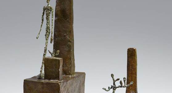 Lot 38 Alberto Giacometti Projet pour un monument pour Gabriel Péri. Projet pour une place. 1946 Zwei Bronzeplastiken, 39,2 x 10,9 x 18,6 cm und 18,5 x 9,2 x 12,7 cm, jeweils Exemplar 1/8. 1993/1994 Schätzpreis: € 1,8–2,2 Mio.
