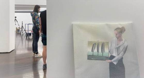 Aufbausituation: Bild im Vordergrund: Jochen Pankrath, Die Präsentation I, 2021, Öl auf Leinwand, 120 x 90 cm, © kunst galerie fürth
