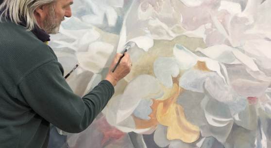 Richard Jurtitsch in seinem Atelier bei der Fertigstellung von White Peony, 2022/23, Öl/Lwd, 200x 200 cm © Bina Köppl