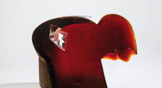 Bedeutendes Objekt "Head - Girl" Jarolava Brychtová und Stanislav Libenský, 1988 Rotes Glas, formgeschmolzen, partiell geschliffen und poliert. Schätzpreis:	30.000 - 35.000 EUR