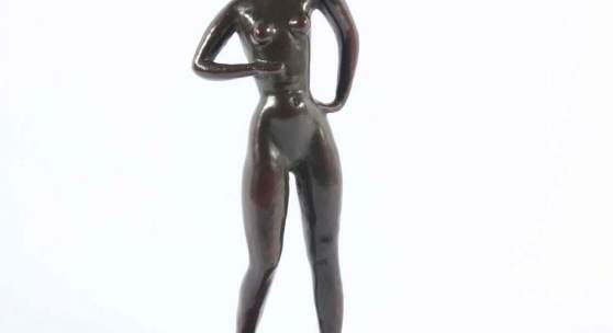 STEGER, Milly, "Frauenakt", Bronze, schwarzbraun patiniert, H 31, auf der Standfläche signiert "M.Steger". Mindestpreis:	5.000 EUR